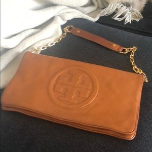 Tory Burch Clutch in Camel